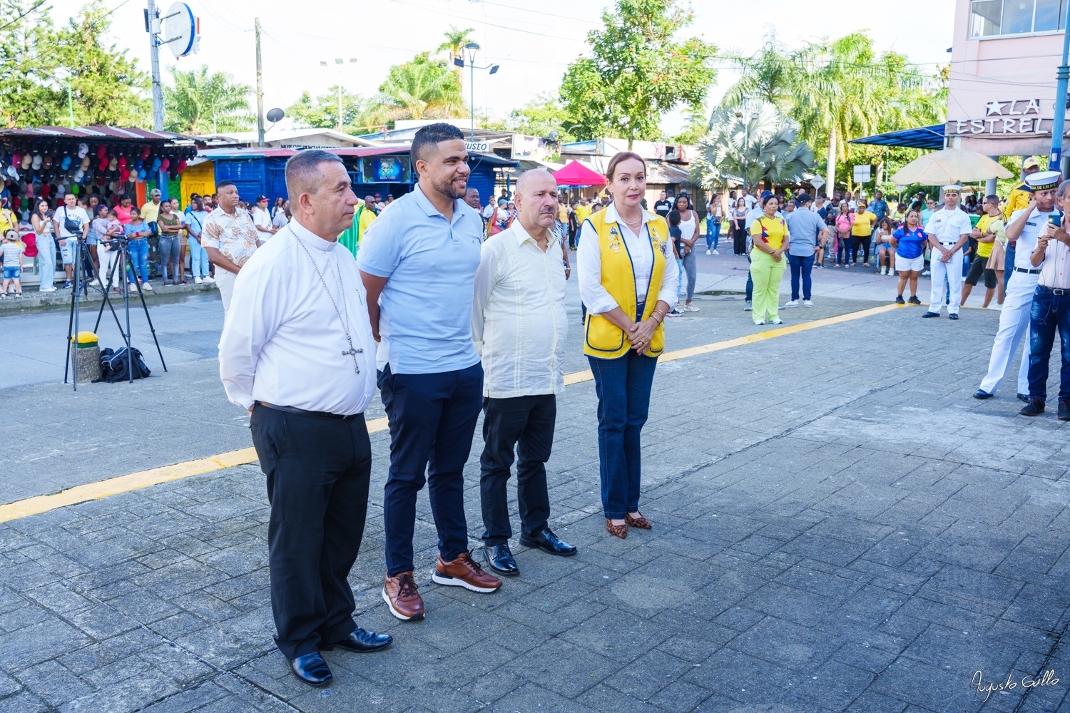 Medallas Pascual de Andagoya y José Prudencio Padilla entregó la Alcaldesa Distrital de Buenaventura durante el desfile del 20 de julio de 2024