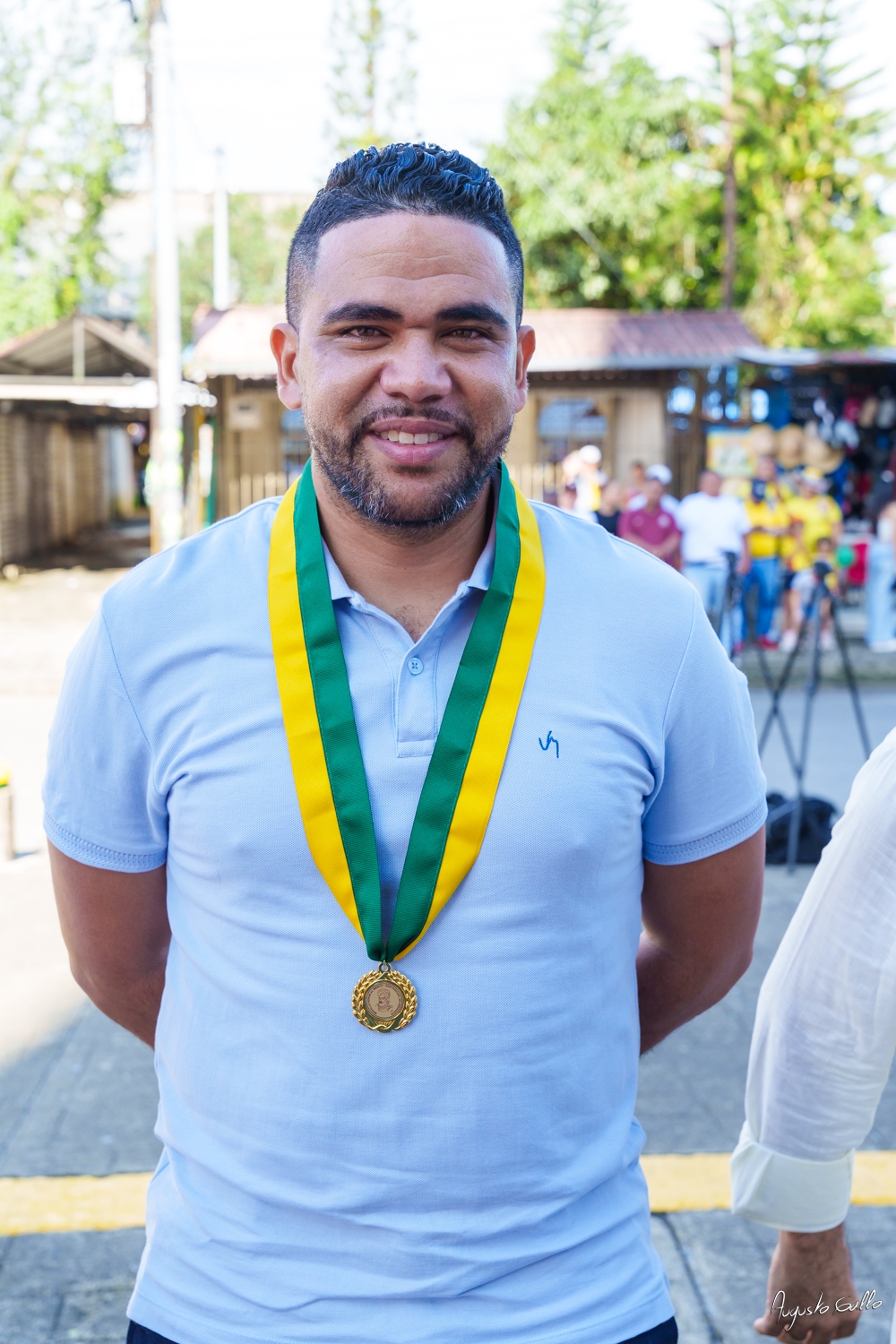 Medallas Pascual de Andagoya y José Prudencio Padilla entregó la Alcaldesa Distrital de Buenaventura durante el desfile del 20 de julio de 2024