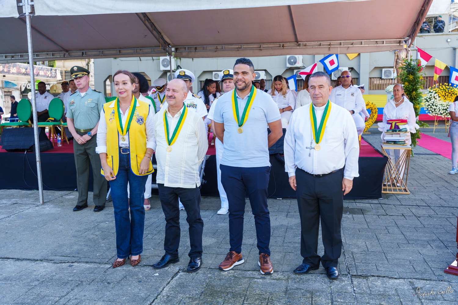 Medallas Pascual de Andagoya y José Prudencio Padilla entregó la Alcaldesa Distrital de Buenaventura durante el desfile del 20 de julio de 2024