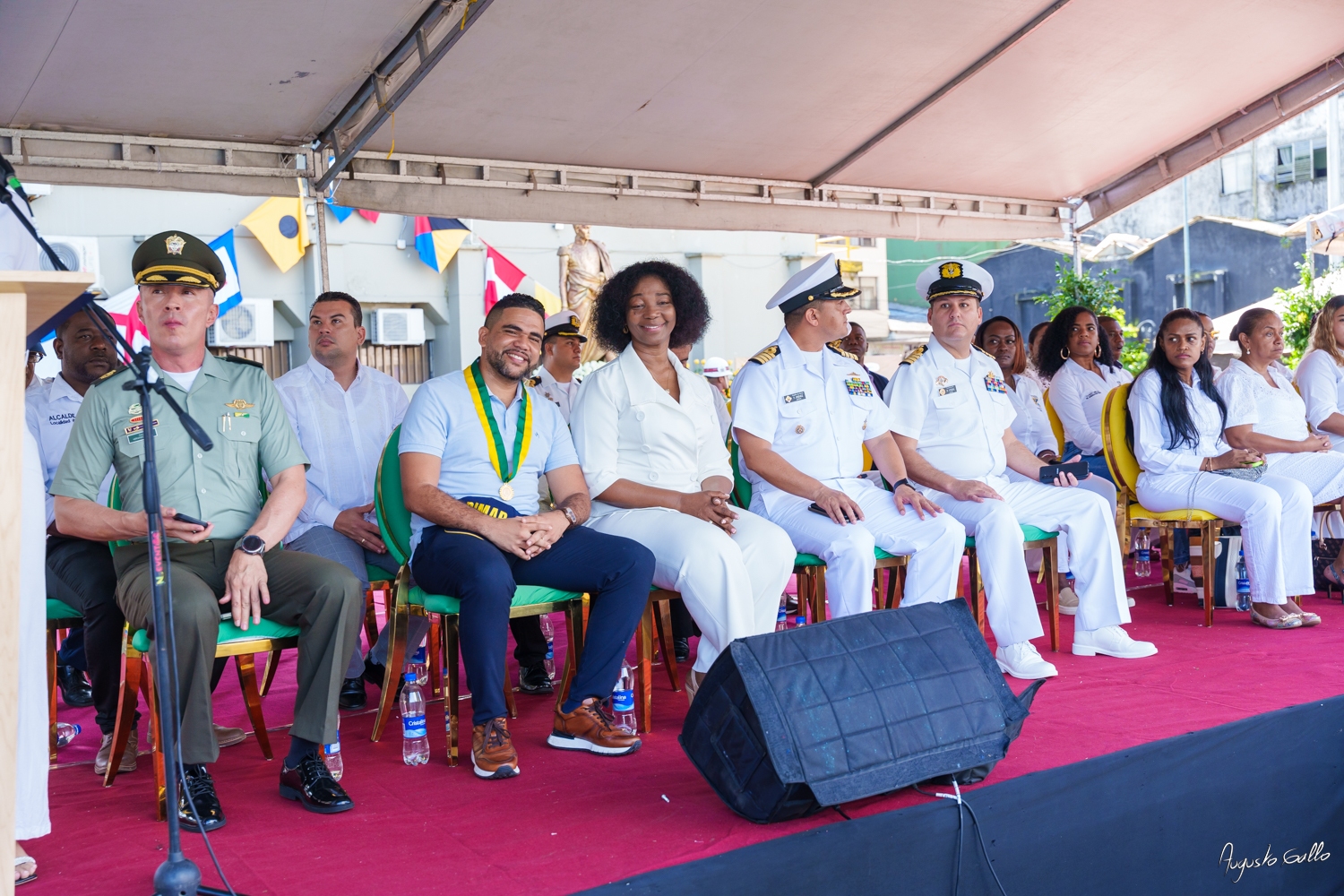 Medallas Pascual de Andagoya y José Prudencio Padilla entregó la Alcaldesa Distrital de Buenaventura durante el desfile del 20 de julio de 2024