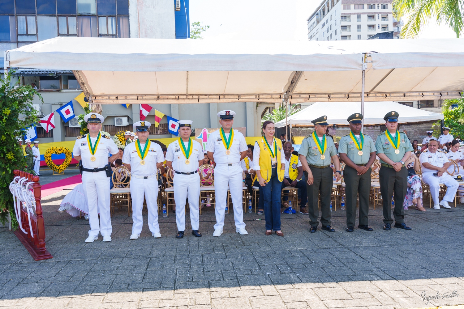 Medallas Pascual de Andagoya y José Prudencio Padilla entregó la Alcaldesa Distrital de Buenaventura durante el desfile del 20 de julio de 2024