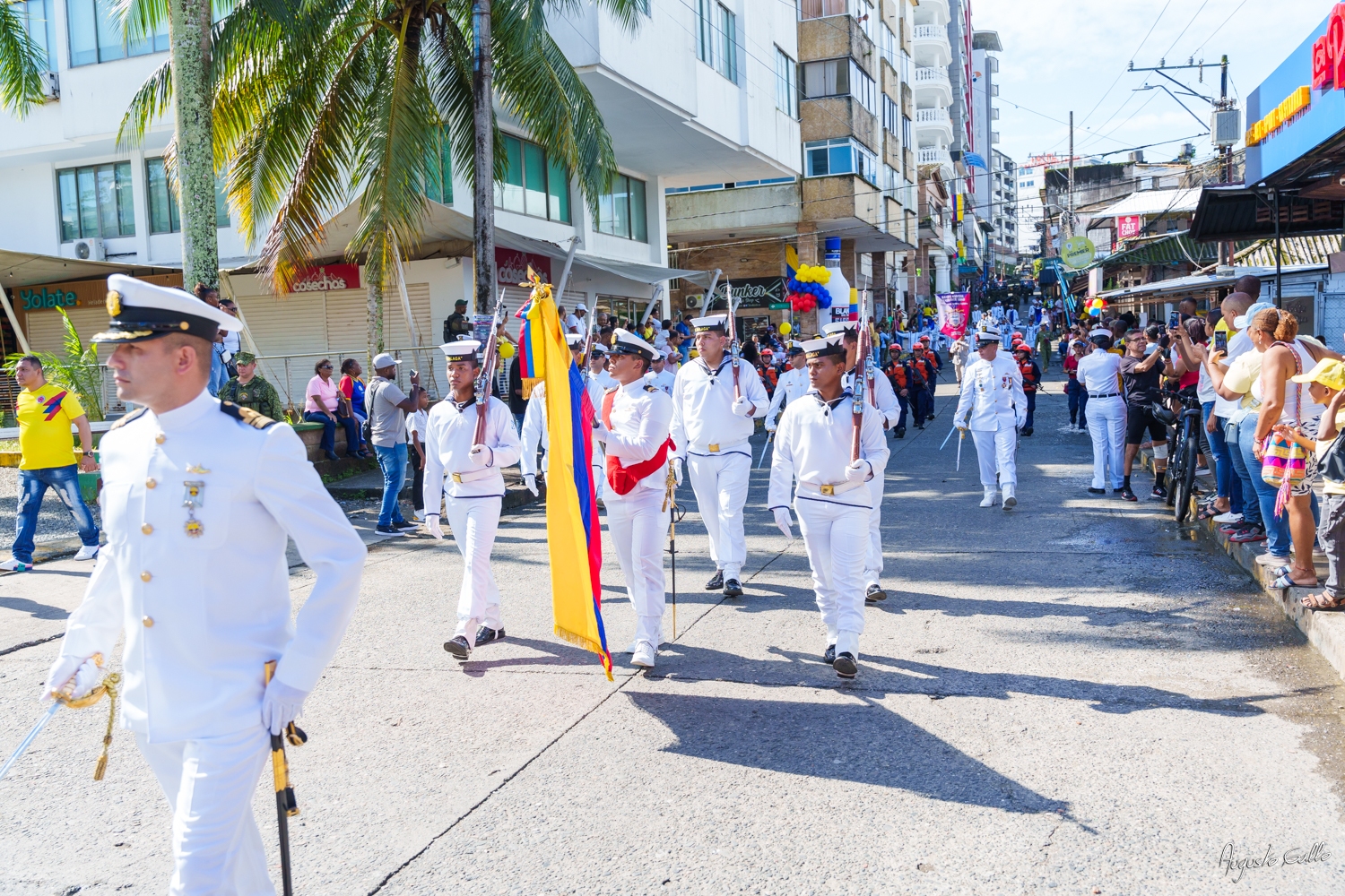 Medallas Pascual de Andagoya y José Prudencio Padilla entregó la Alcaldesa Distrital de Buenaventura durante el desfile del 20 de julio de 2024