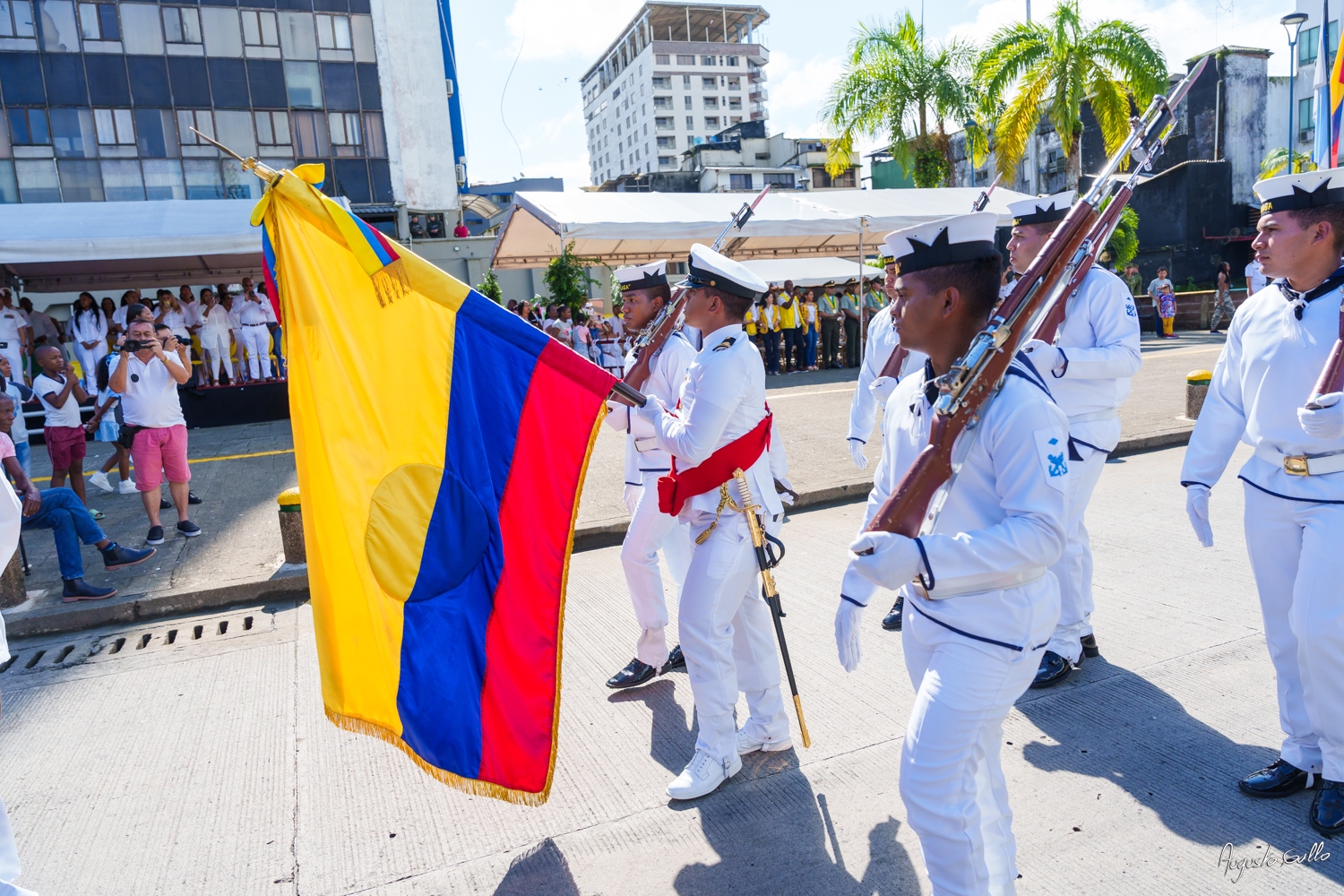 Medallas Pascual de Andagoya y José Prudencio Padilla entregó la Alcaldesa Distrital de Buenaventura durante el desfile del 20 de julio de 2024