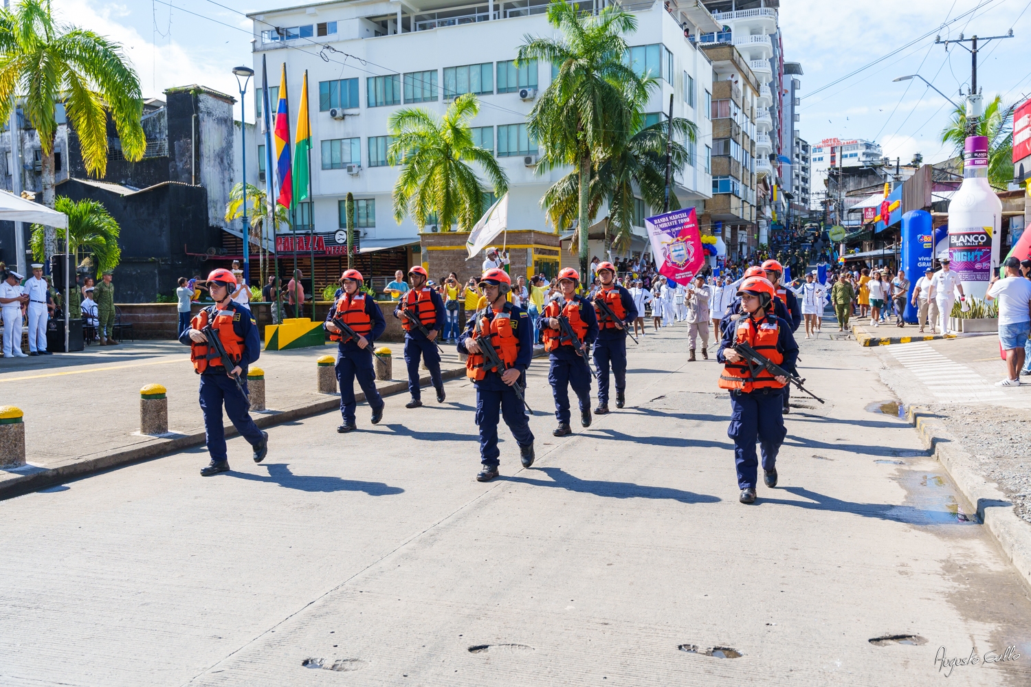 Medallas Pascual de Andagoya y José Prudencio Padilla entregó la Alcaldesa Distrital de Buenaventura durante el desfile del 20 de julio de 2024