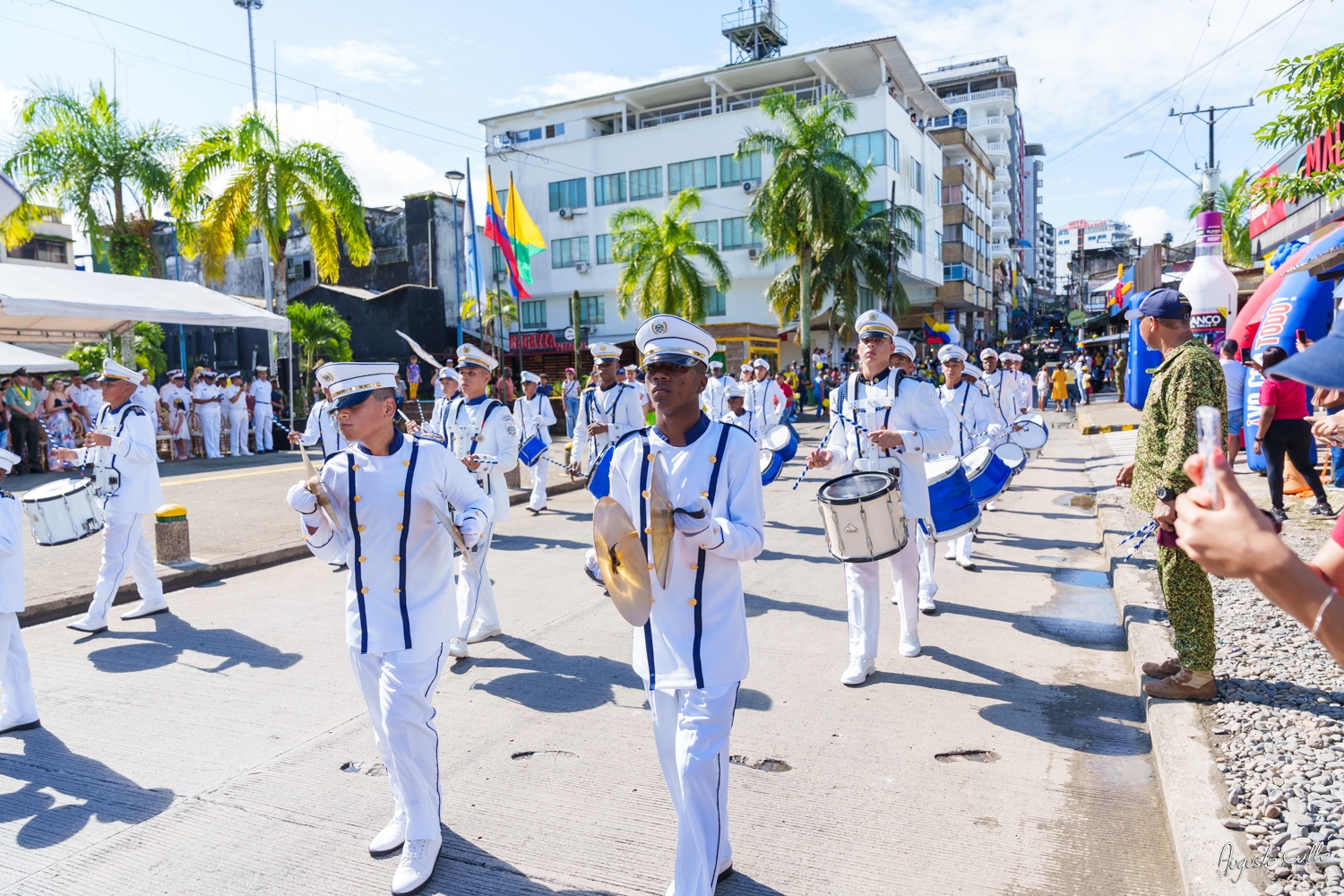 Medallas Pascual de Andagoya y José Prudencio Padilla entregó la Alcaldesa Distrital de Buenaventura durante el desfile del 20 de julio de 2024