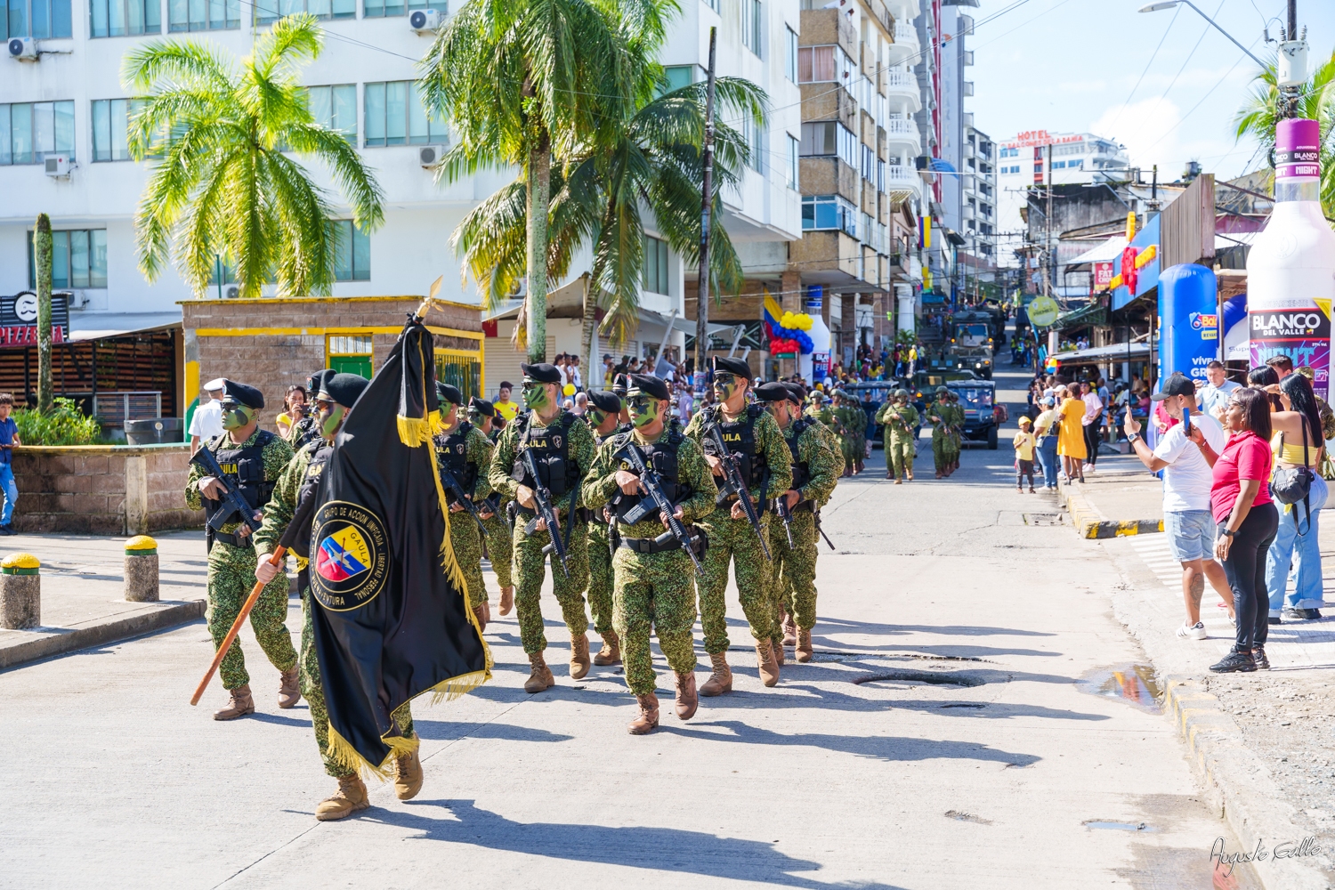 Medallas Pascual de Andagoya y José Prudencio Padilla entregó la Alcaldesa Distrital de Buenaventura durante el desfile del 20 de julio de 2024