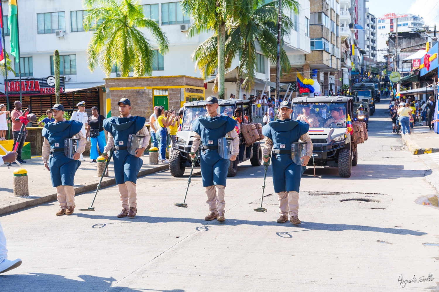 Medallas Pascual de Andagoya y José Prudencio Padilla entregó la Alcaldesa Distrital de Buenaventura durante el desfile del 20 de julio de 2024