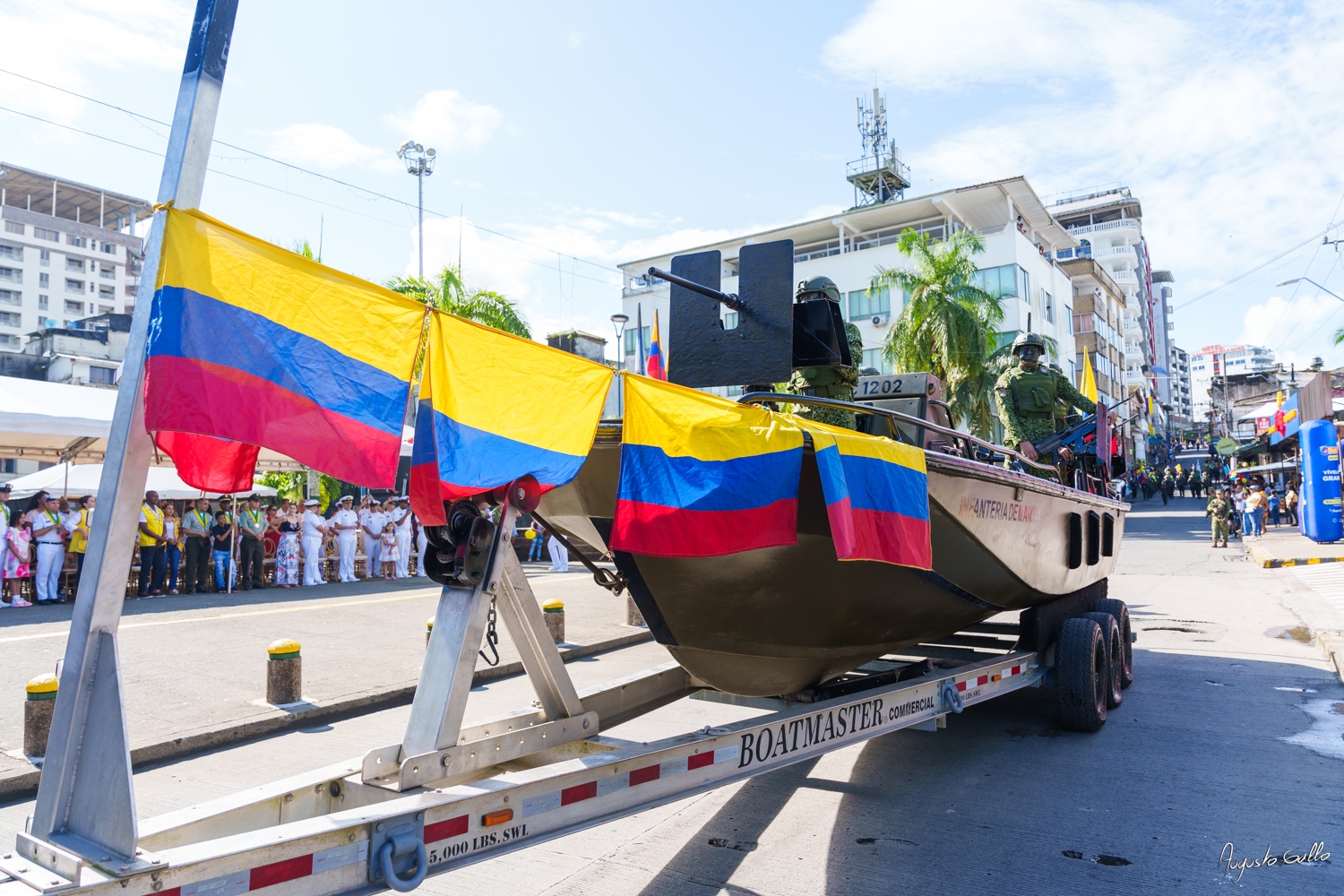 Medallas Pascual de Andagoya y José Prudencio Padilla entregó la Alcaldesa Distrital de Buenaventura durante el desfile del 20 de julio de 2024