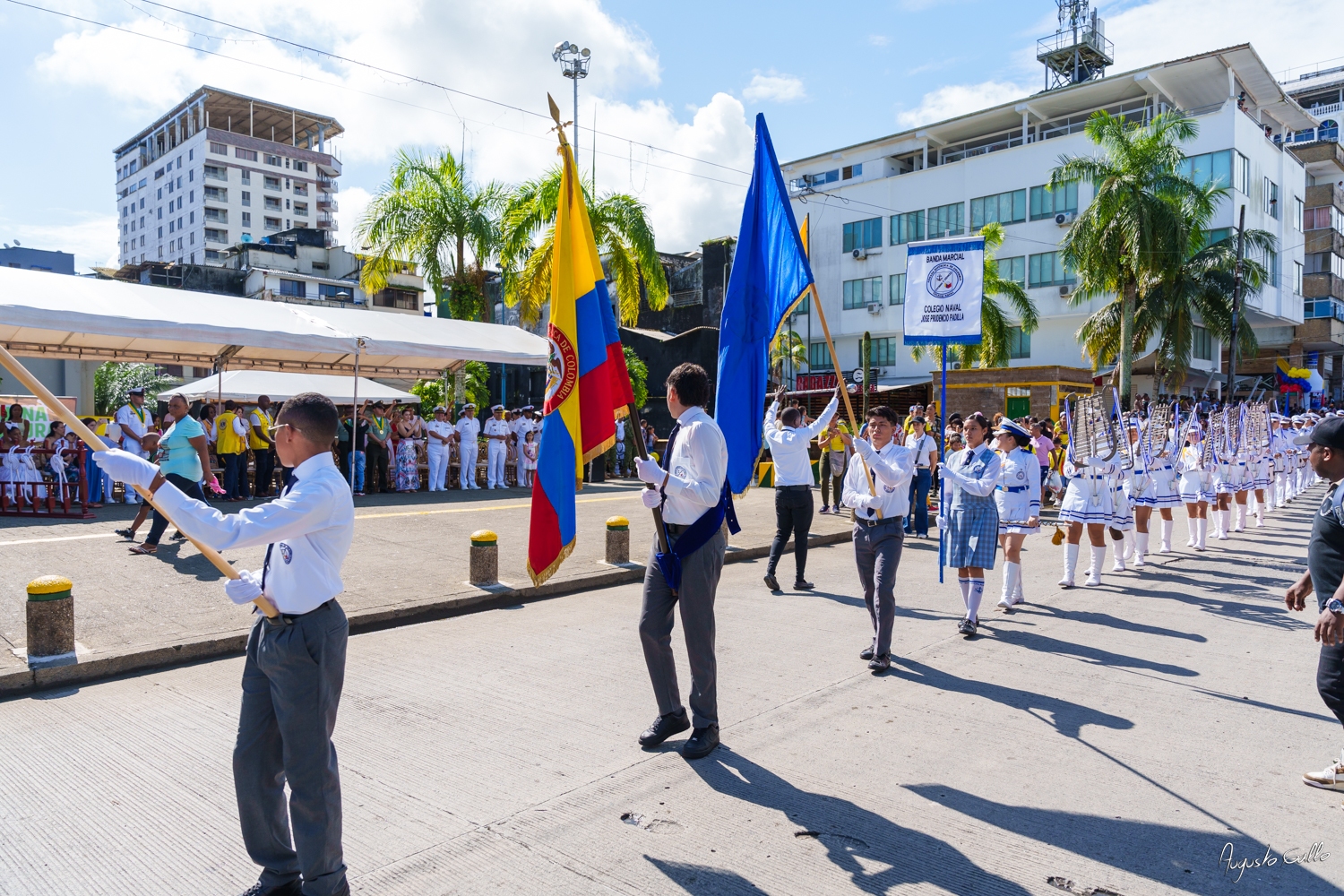 Medallas Pascual de Andagoya y José Prudencio Padilla entregó la Alcaldesa Distrital de Buenaventura durante el desfile del 20 de julio de 2024