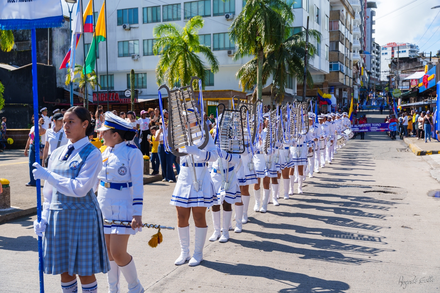 Medallas Pascual de Andagoya y José Prudencio Padilla entregó la Alcaldesa Distrital de Buenaventura durante el desfile del 20 de julio de 2024