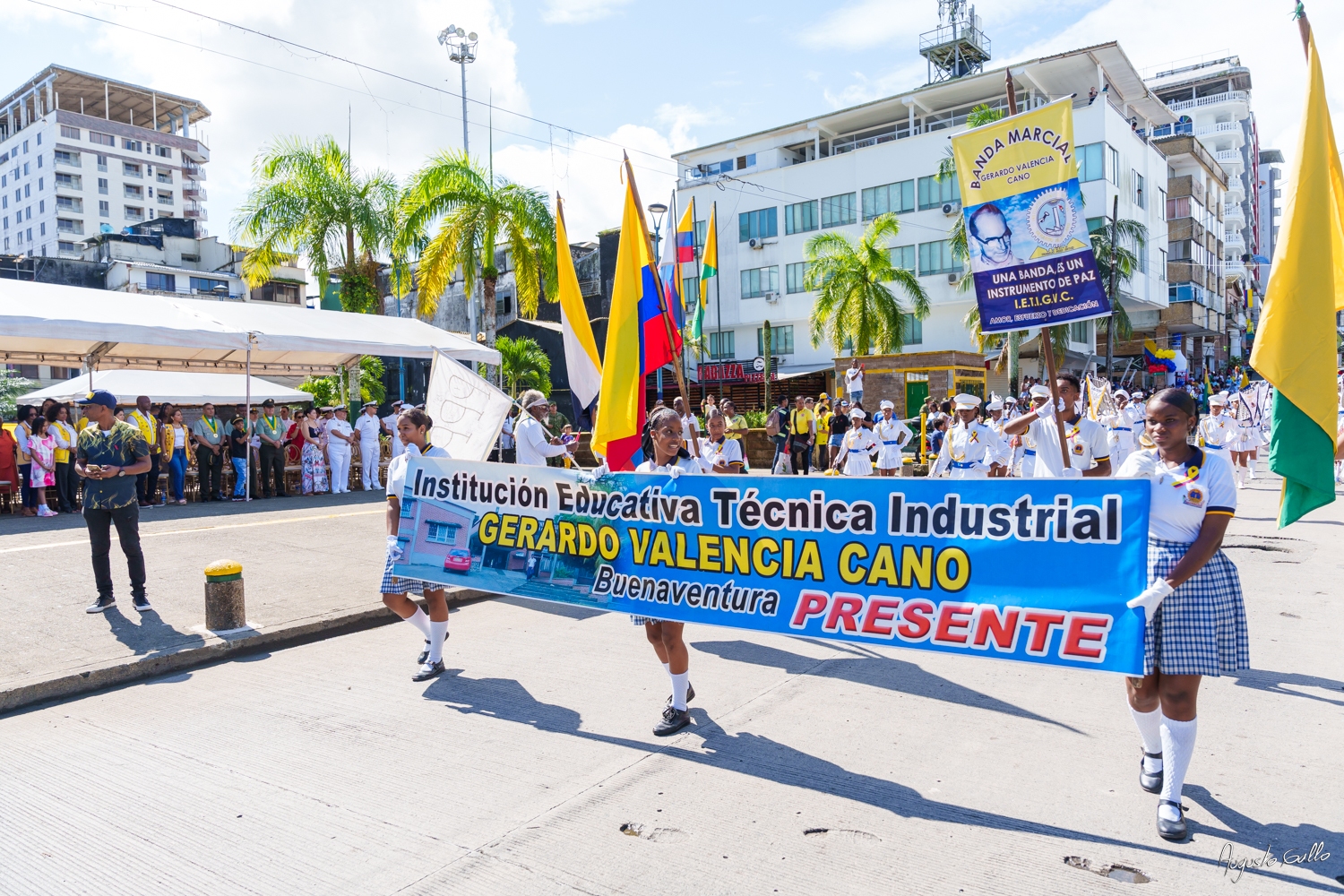 Medallas Pascual de Andagoya y José Prudencio Padilla entregó la Alcaldesa Distrital de Buenaventura durante el desfile del 20 de julio de 2024