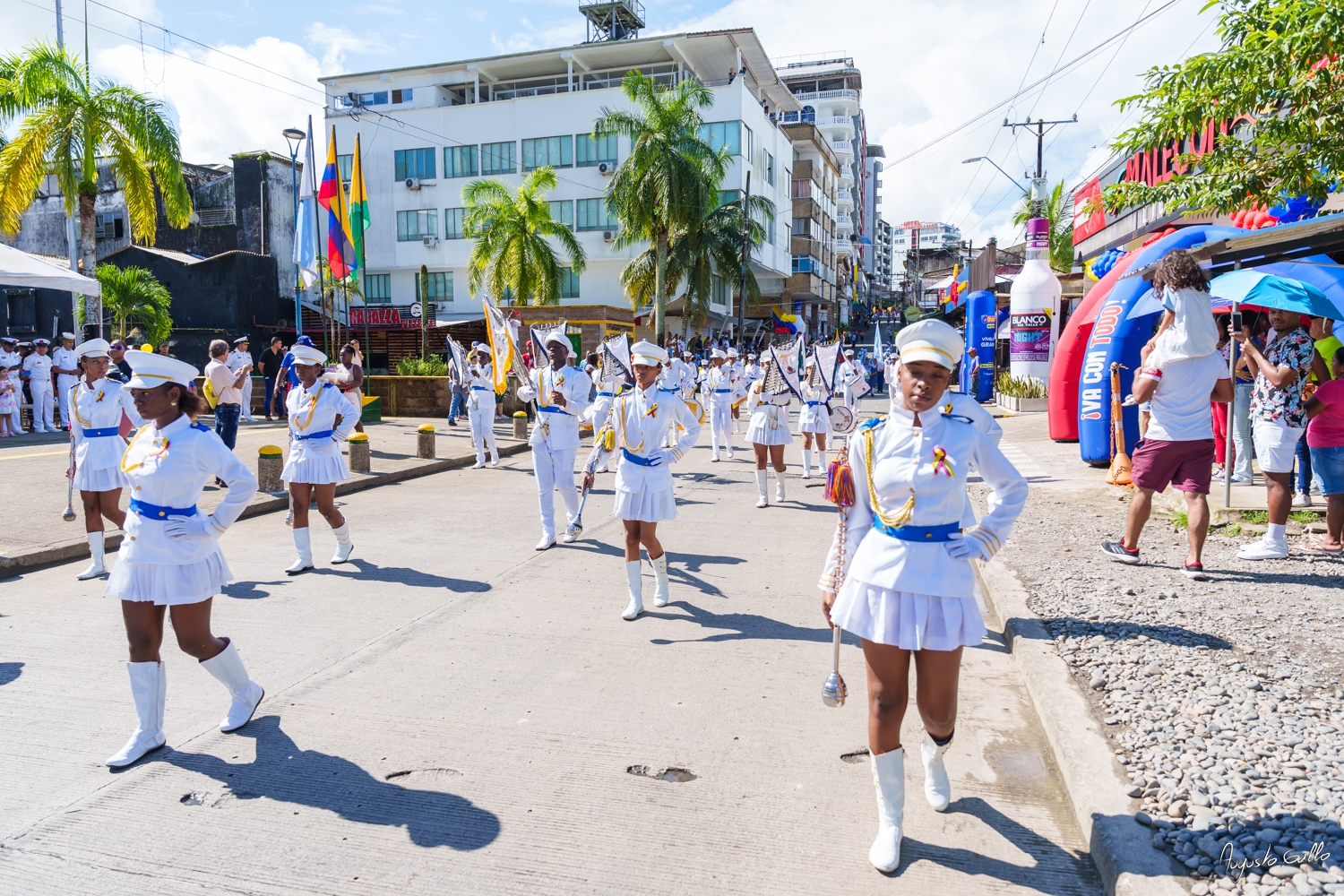 Medallas Pascual de Andagoya y José Prudencio Padilla entregó la Alcaldesa Distrital de Buenaventura durante el desfile del 20 de julio de 2024