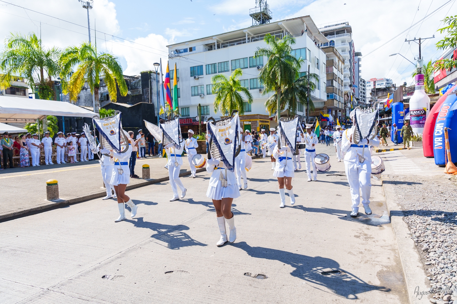 Medallas Pascual de Andagoya y José Prudencio Padilla entregó la Alcaldesa Distrital de Buenaventura durante el desfile del 20 de julio de 2024