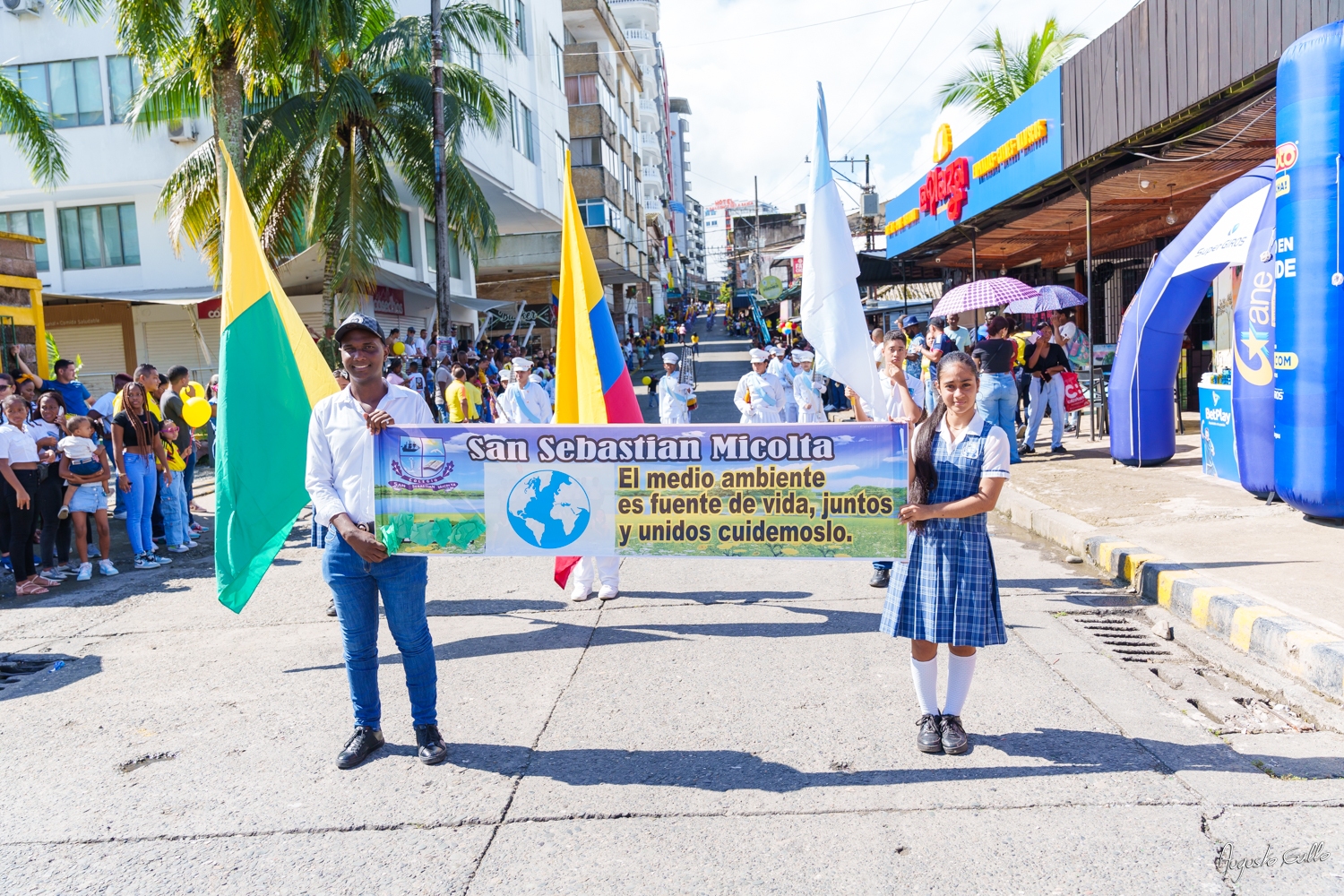 Medallas Pascual de Andagoya y José Prudencio Padilla entregó la Alcaldesa Distrital de Buenaventura durante el desfile del 20 de julio de 2024