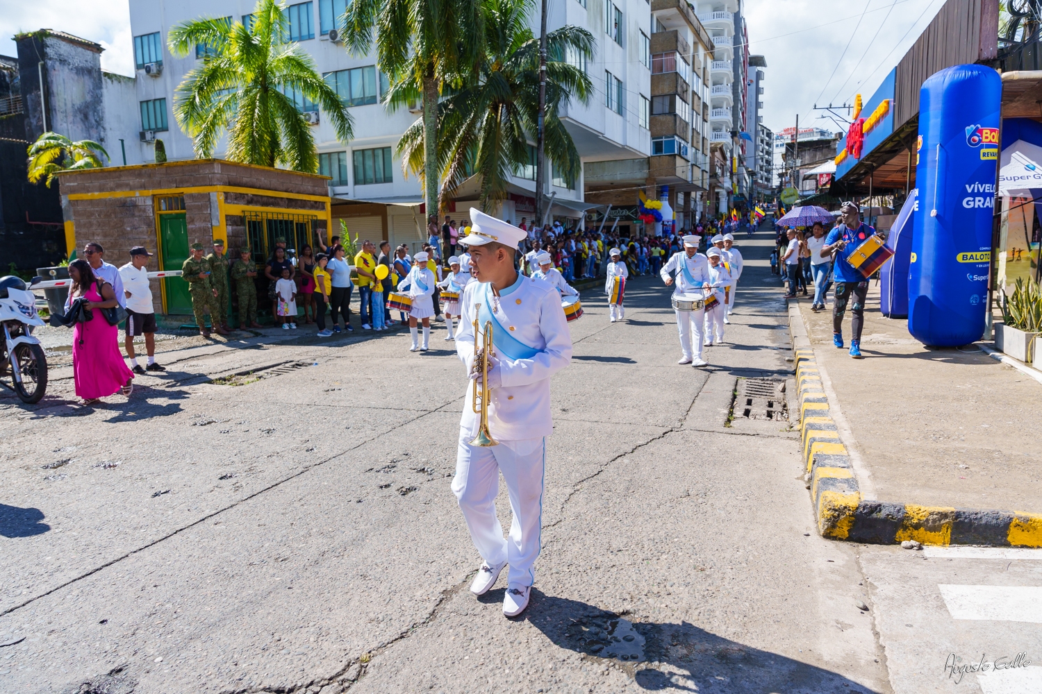 Medallas Pascual de Andagoya y José Prudencio Padilla entregó la Alcaldesa Distrital de Buenaventura durante el desfile del 20 de julio de 2024