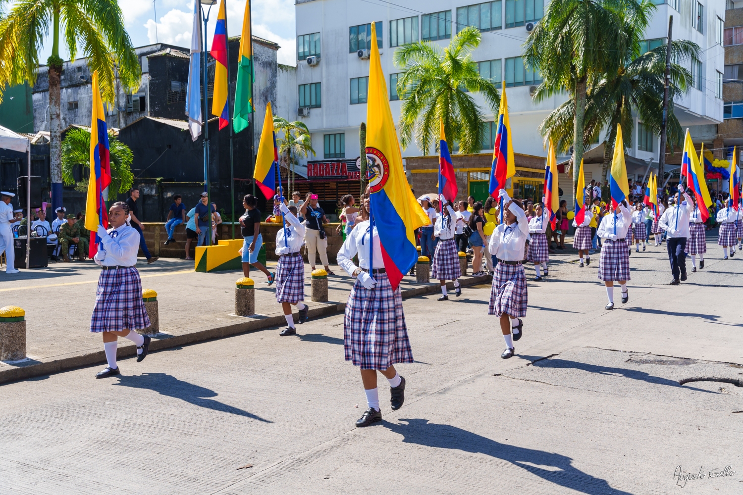 Medallas Pascual de Andagoya y José Prudencio Padilla entregó la Alcaldesa Distrital de Buenaventura durante el desfile del 20 de julio de 2024