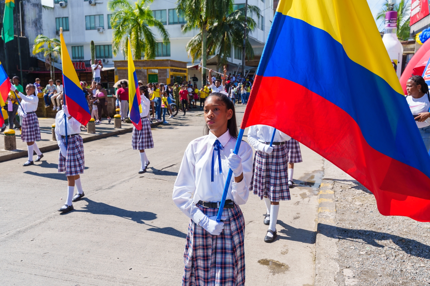 Medallas Pascual de Andagoya y José Prudencio Padilla entregó la Alcaldesa Distrital de Buenaventura durante el desfile del 20 de julio de 2024