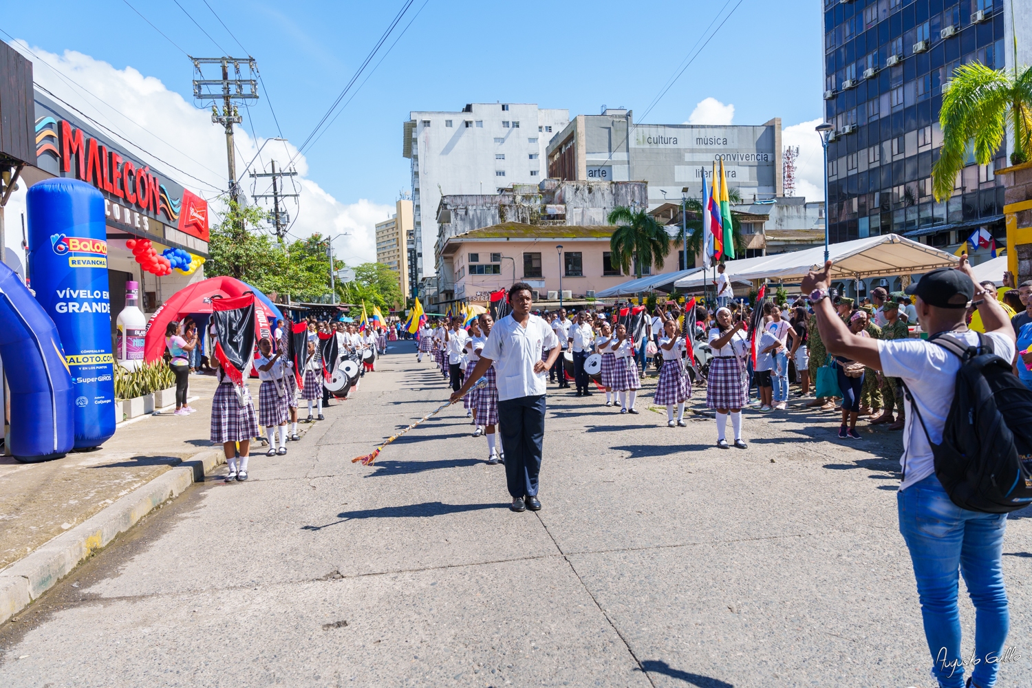 Medallas Pascual de Andagoya y José Prudencio Padilla entregó la Alcaldesa Distrital de Buenaventura durante el desfile del 20 de julio de 2024