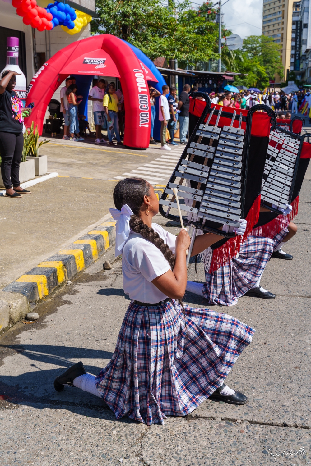 Medallas Pascual de Andagoya y José Prudencio Padilla entregó la Alcaldesa Distrital de Buenaventura durante el desfile del 20 de julio de 2024