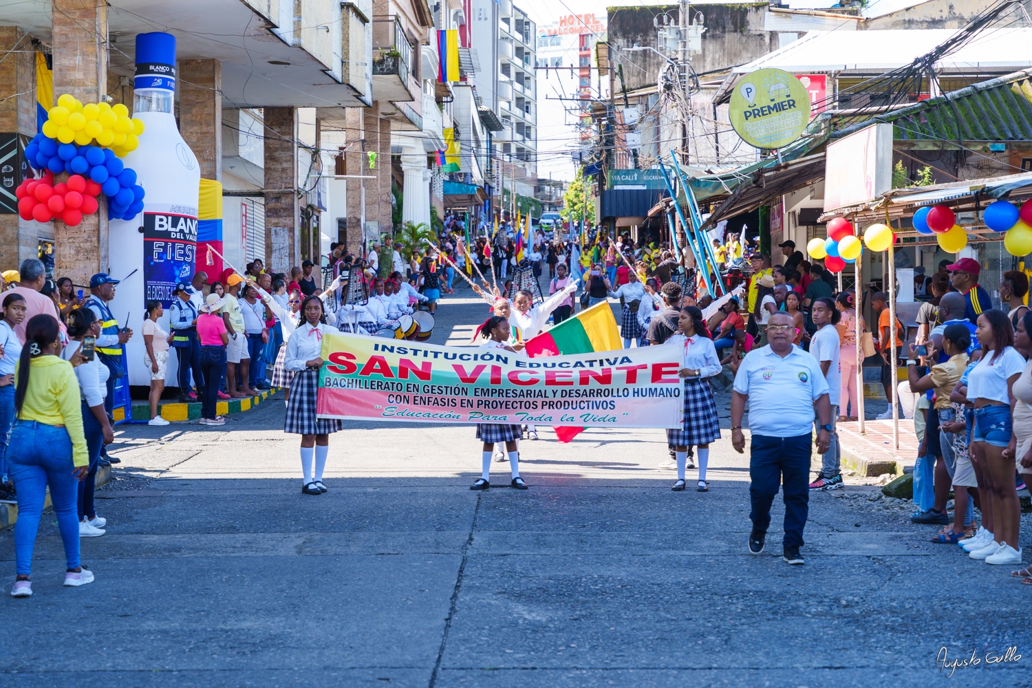 Medallas Pascual de Andagoya y José Prudencio Padilla entregó la Alcaldesa Distrital de Buenaventura durante el desfile del 20 de julio de 2024