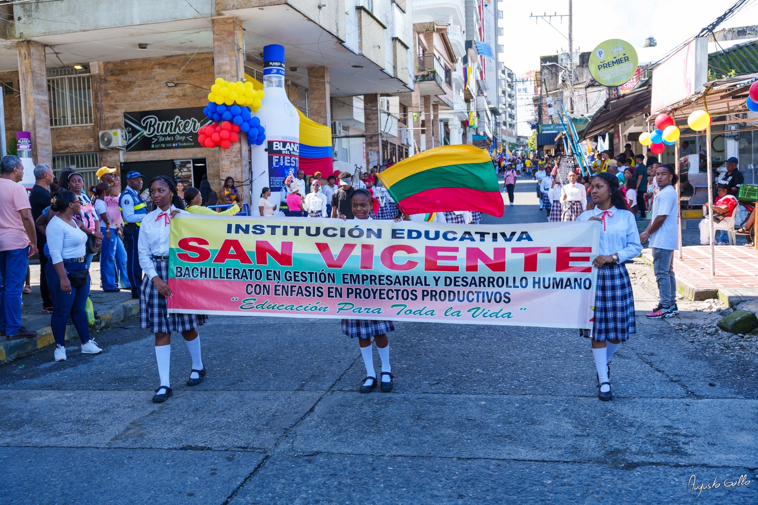 Medallas Pascual de Andagoya y José Prudencio Padilla entregó la Alcaldesa Distrital de Buenaventura durante el desfile del 20 de julio de 2024