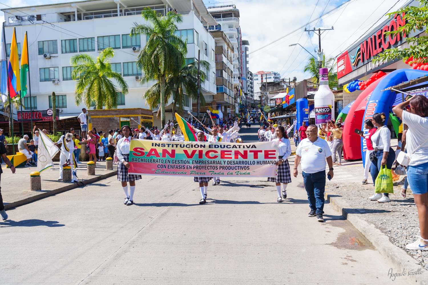 Medallas Pascual de Andagoya y José Prudencio Padilla entregó la Alcaldesa Distrital de Buenaventura durante el desfile del 20 de julio de 2024