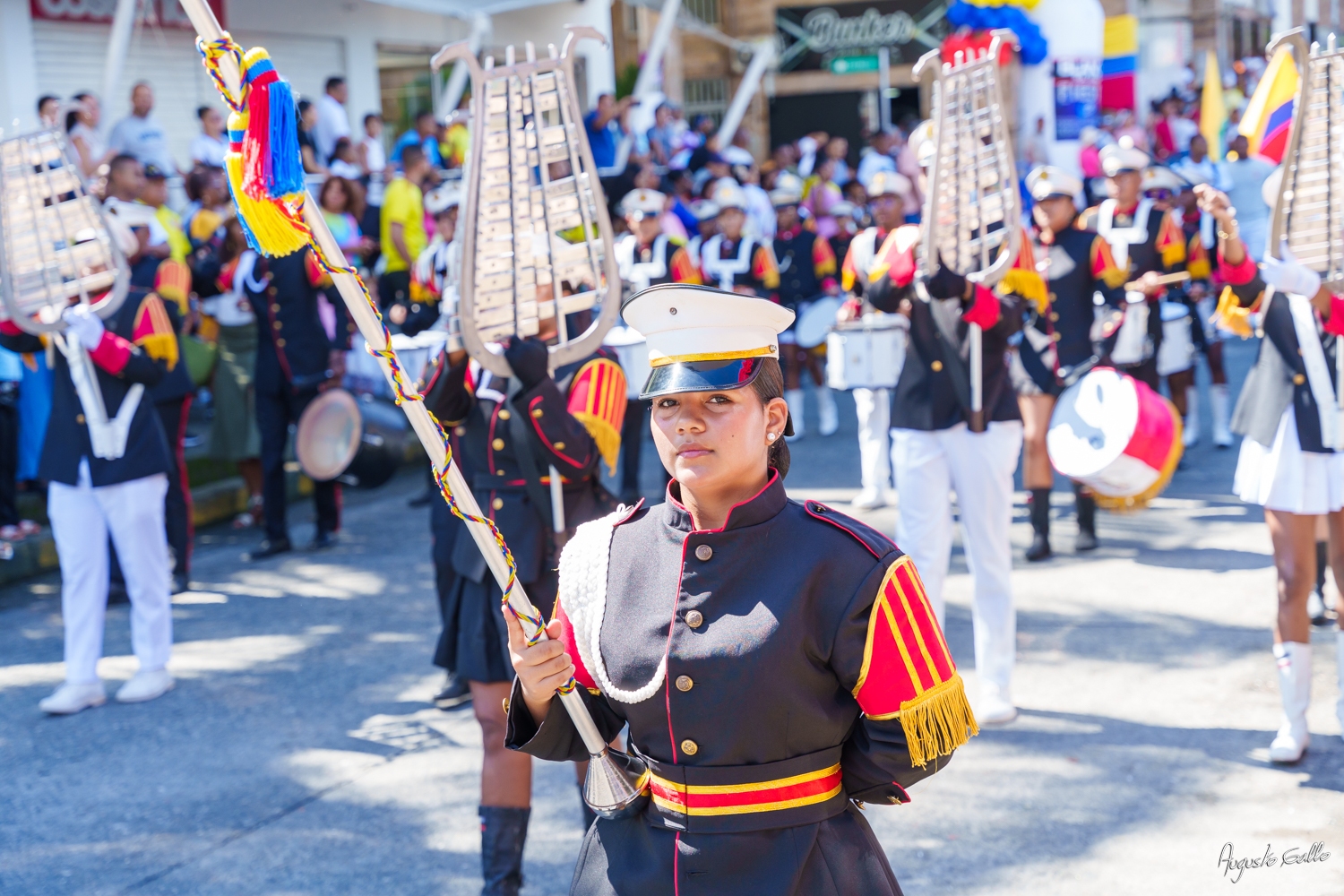 Medallas Pascual de Andagoya y José Prudencio Padilla entregó la Alcaldesa Distrital de Buenaventura durante el desfile del 20 de julio de 2024