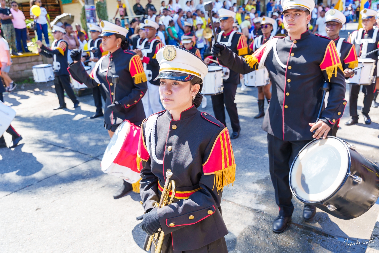 Medallas Pascual de Andagoya y José Prudencio Padilla entregó la Alcaldesa Distrital de Buenaventura durante el desfile del 20 de julio de 2024