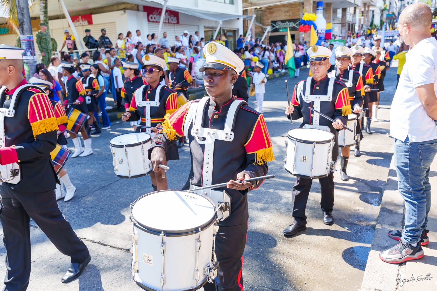 Medallas Pascual de Andagoya y José Prudencio Padilla entregó la Alcaldesa Distrital de Buenaventura durante el desfile del 20 de julio de 2024