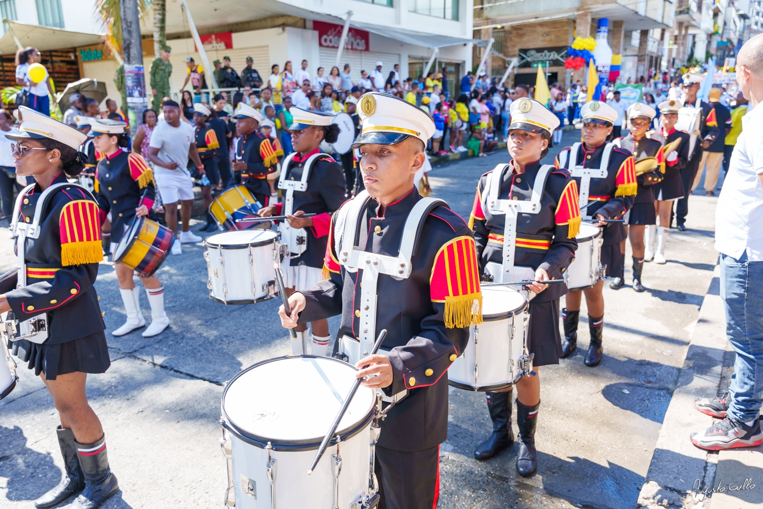 Medallas Pascual de Andagoya y José Prudencio Padilla entregó la Alcaldesa Distrital de Buenaventura durante el desfile del 20 de julio de 2024