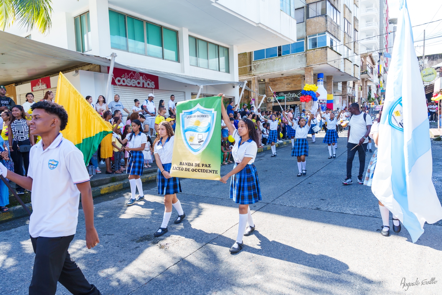 Medallas Pascual de Andagoya y José Prudencio Padilla entregó la Alcaldesa Distrital de Buenaventura durante el desfile del 20 de julio de 2024