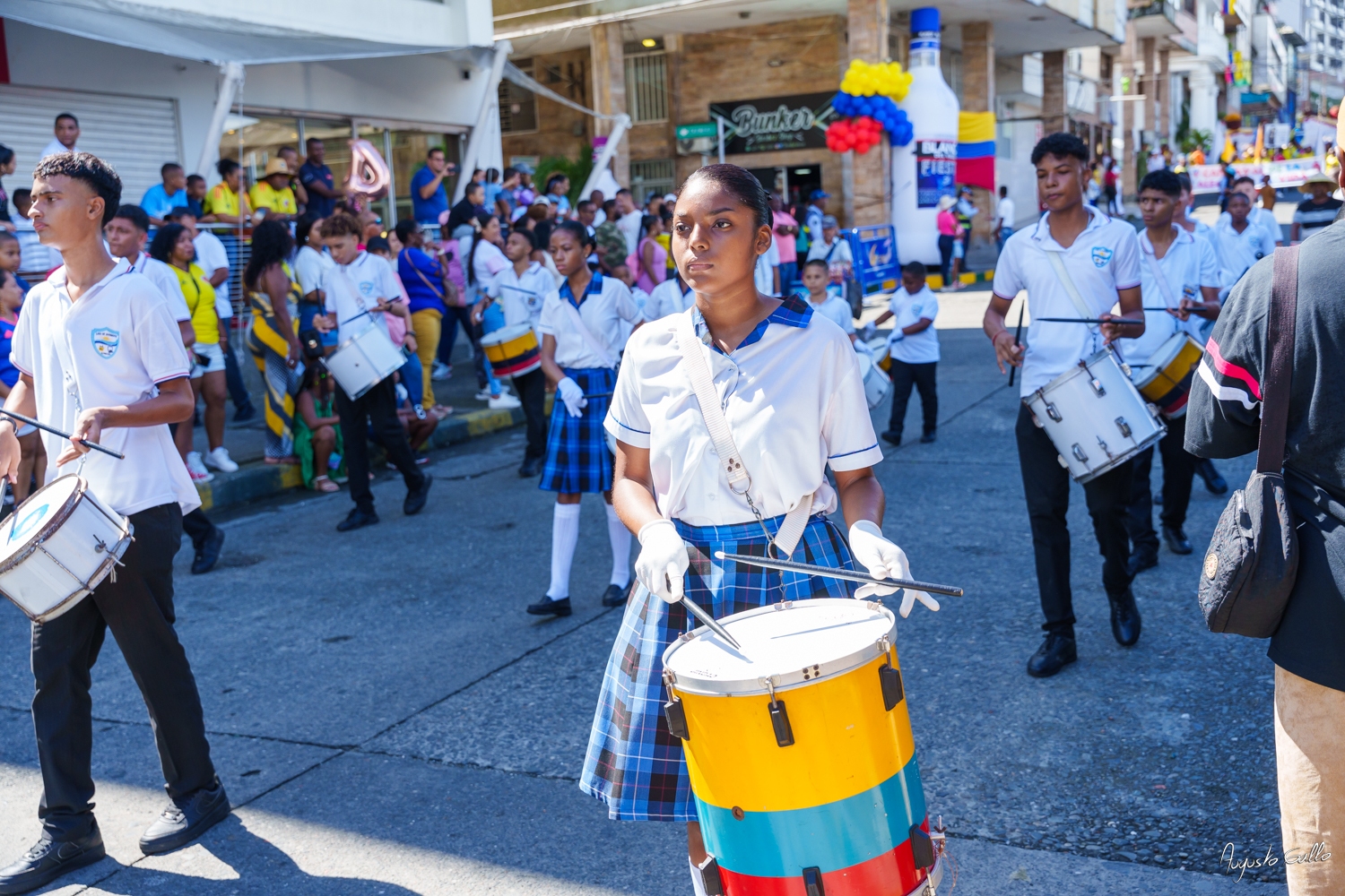 Medallas Pascual de Andagoya y José Prudencio Padilla entregó la Alcaldesa Distrital de Buenaventura durante el desfile del 20 de julio de 2024