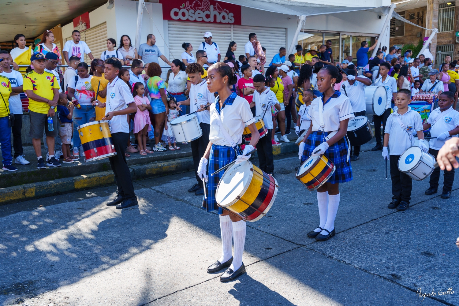 Medallas Pascual de Andagoya y José Prudencio Padilla entregó la Alcaldesa Distrital de Buenaventura durante el desfile del 20 de julio de 2024