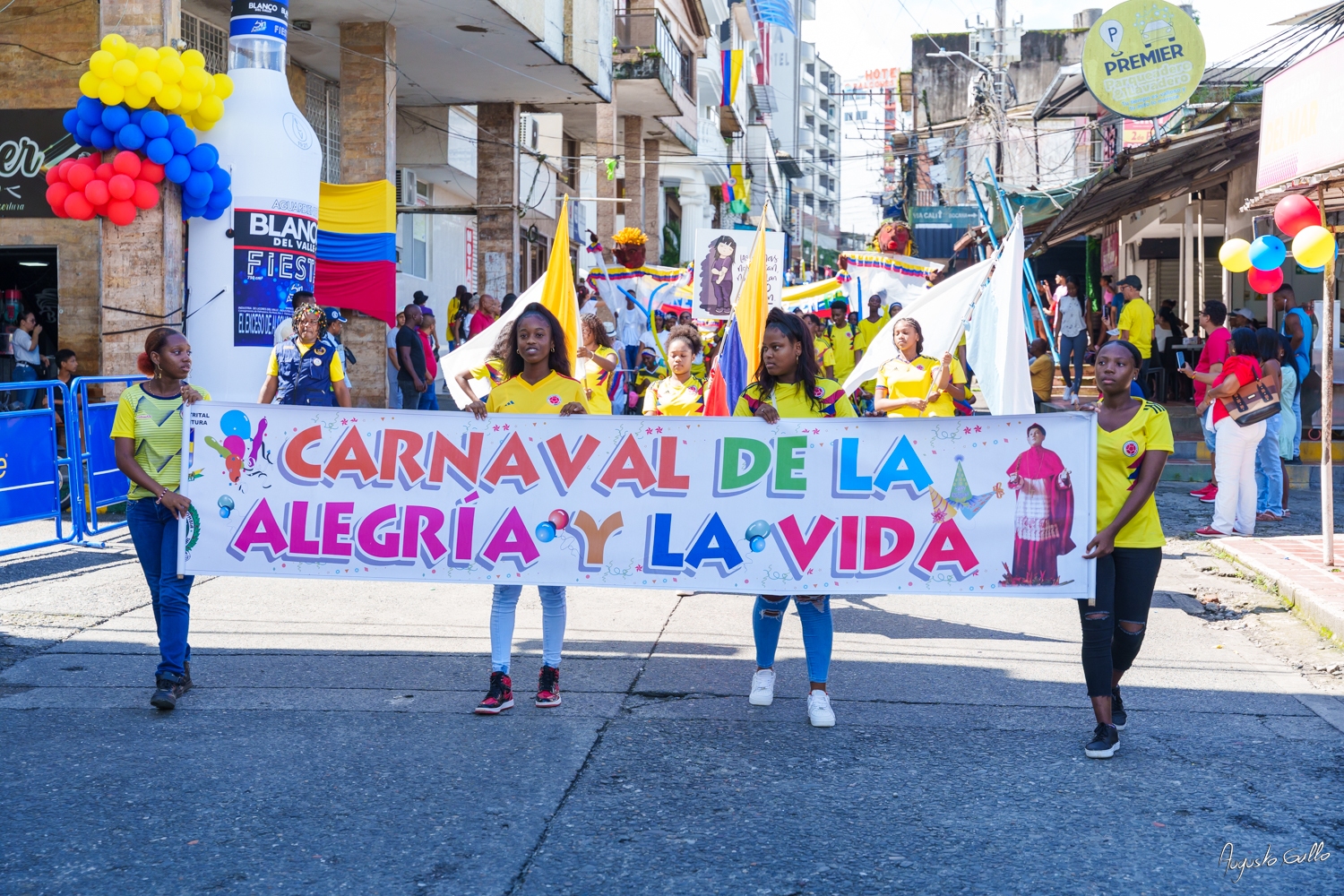 Medallas Pascual de Andagoya y José Prudencio Padilla entregó la Alcaldesa Distrital de Buenaventura durante el desfile del 20 de julio de 2024