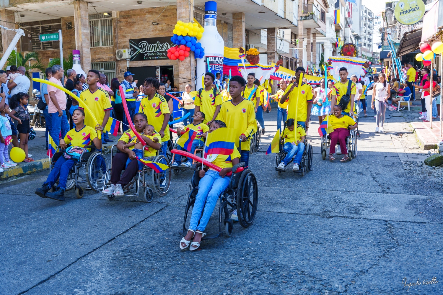 Medallas Pascual de Andagoya y José Prudencio Padilla entregó la Alcaldesa Distrital de Buenaventura durante el desfile del 20 de julio de 2024