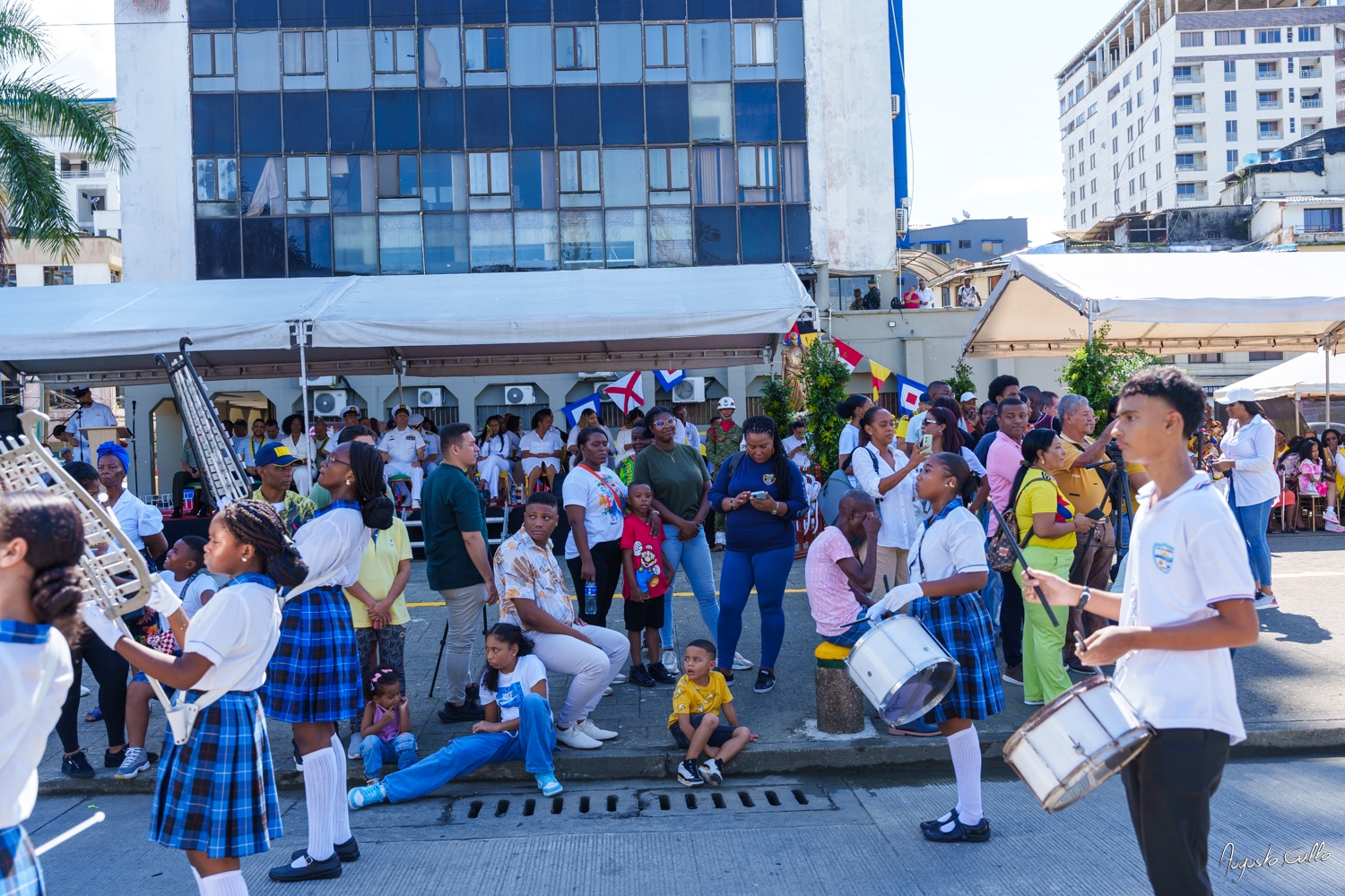 Medallas Pascual de Andagoya y José Prudencio Padilla entregó la Alcaldesa Distrital de Buenaventura durante el desfile del 20 de julio de 2024