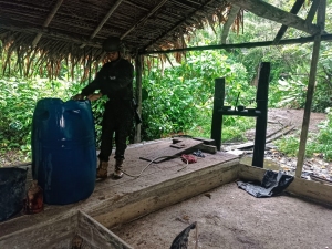 La Fuerza Pública localizó un depósito ilegal con armamento y un laboratorio del GAOR “E6 Jaime Martínez” en el Cauca y Valle del Cauca