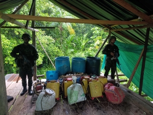 La Fuerza Pública localizó un depósito ilegal con armamento y un laboratorio del GAOR “E6 Jaime Martínez” en el Cauca y Valle del Cauca