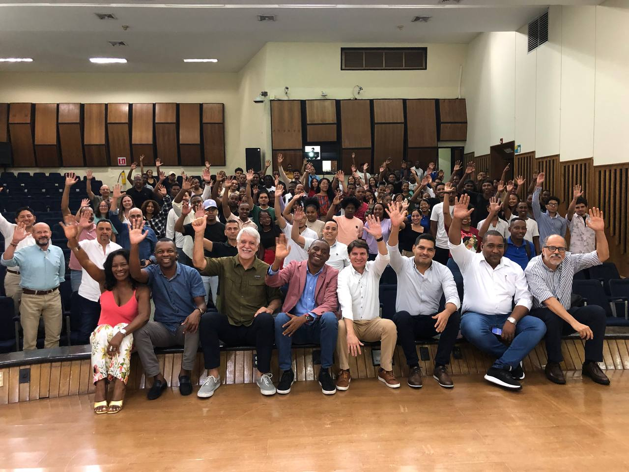 Enrique Peñalosa cerró su visita a Buenaventura con un foro abierto sobre urbanismo con estudiantes de Arquitectura de la Universidad del Pacífico