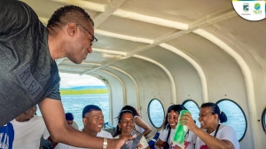 Recorridos en catamarán por la bahía de Buenaventura impulsan la educación ambiental sobre manejo de residuos sólidos