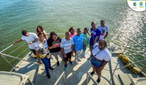 Recorridos en catamarán por la bahía de Buenaventura impulsan la educación ambiental sobre manejo de residuos sólidos