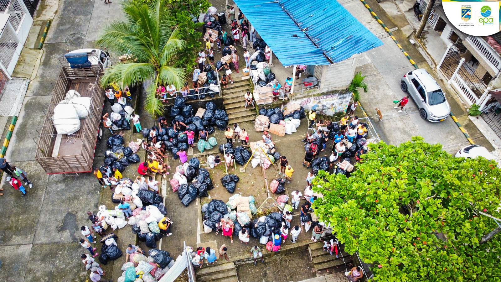 La sexta versión del Biotrueque permitió el intercambio de 10 toneladas de residuos sólidos por alimentos en el barrio El Colón de Buenaventura