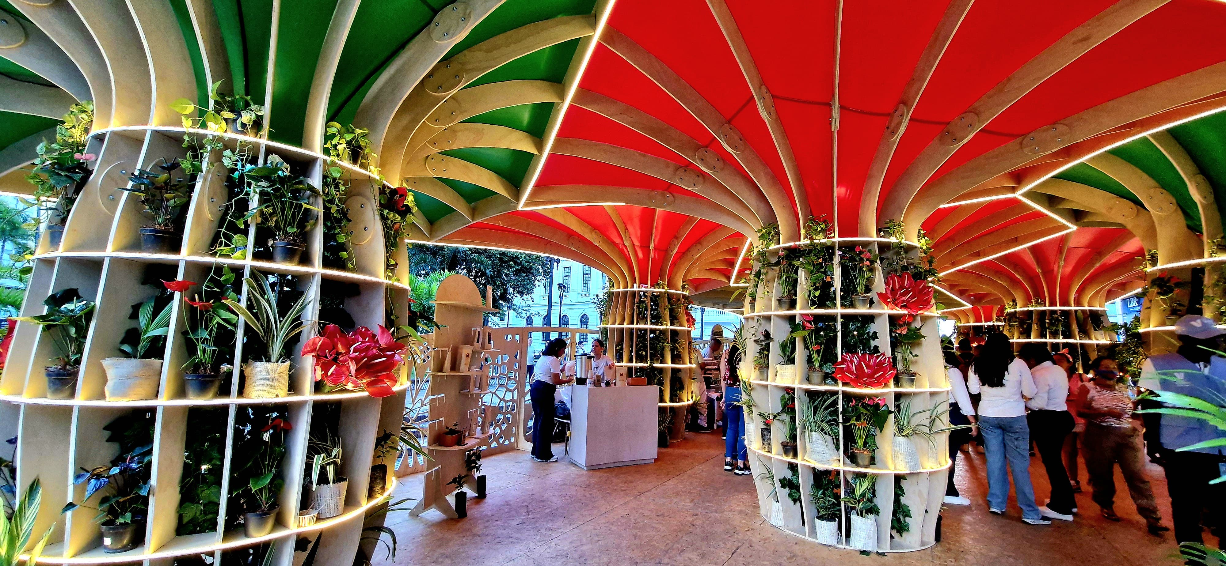 La casa del Valle en la COP16 es una gran flor de anturio que recibe visitantes de todo el mundo