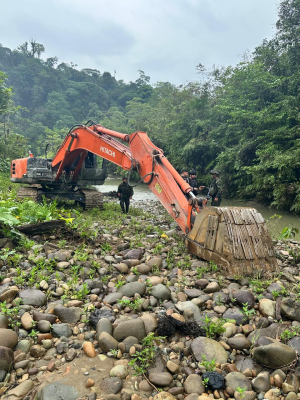 La Fuerza Pública destruyó maquinaria que producía 1.200 millones de pesos mensuales en extracción ilícita de oro en el Bajo Calima 