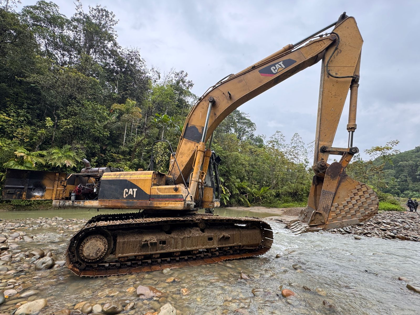 La Fuerza Pública destruyó maquinaria que producía 1.200 millones de pesos mensuales en extracción ilícita de oro en el Bajo Calima 