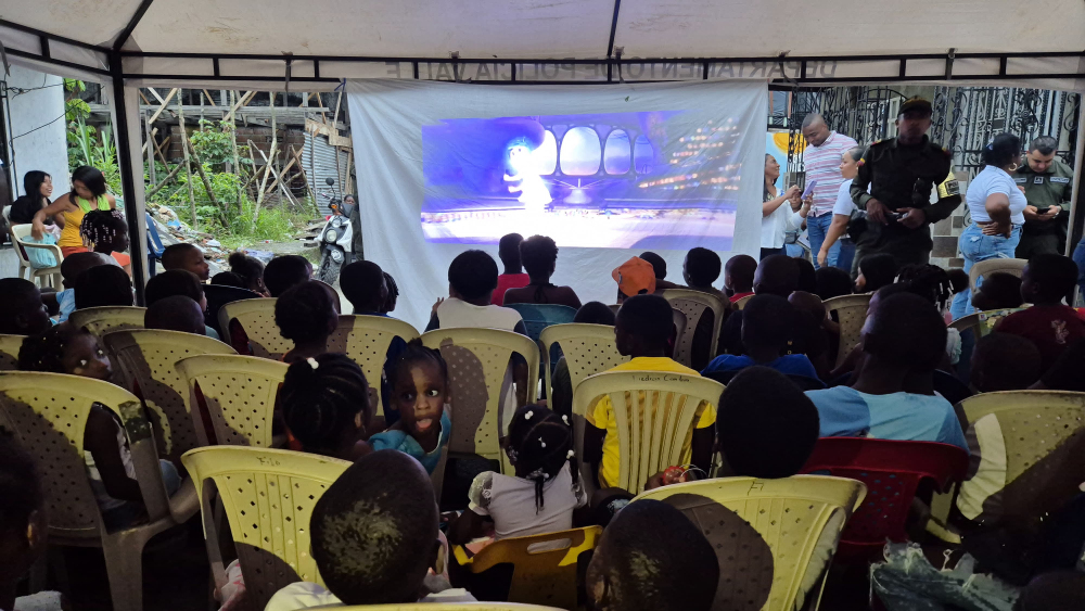 Cine al Barrio continúa llevando alegría y unión a las comunidades de Buenaventura