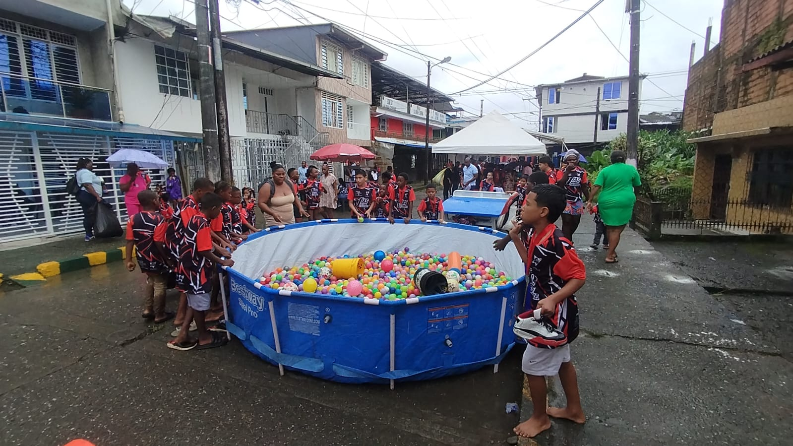 Niños, niñas y vecinos del barrio Juan XXIII en Buenaventura disfrutaron de una mañana de recreación y lúdica