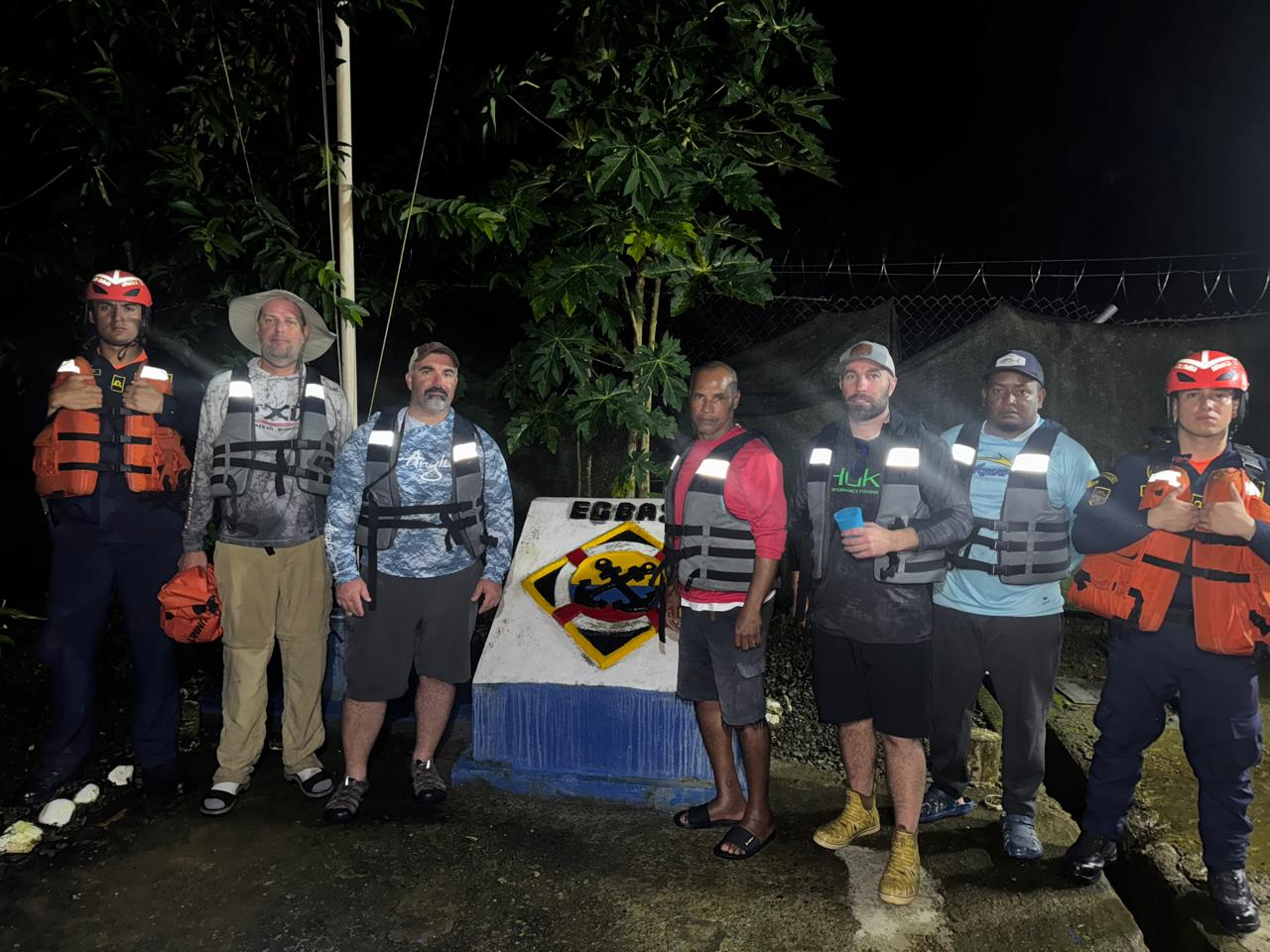 La Armada de Colombia salva a cinco pescadores en aguas de Chocó luego de estar 3 horas a la deriva 