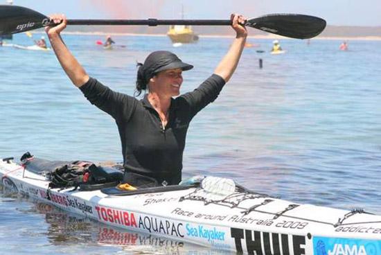 Ciudadana alemana busca romper record en kayak con el acompañamiento de la Armada Nacional