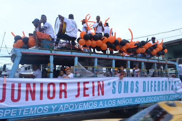 Junior Jein realizó caravana de la alegría en el Día del Halloween